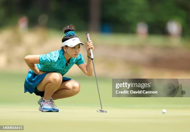 Lucy Li of The United States lines up a putt on the 17th hole during the second round of the 2022 U.S.Women's Open at Pine Needles Lodge and Golf...