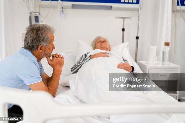 marido sosteniendo la mano de la esposa en el hospital - iv drip womans hand fotografías e imágenes de stock