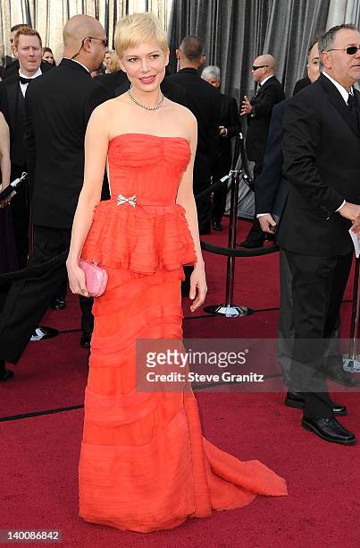 Michelle Williams arrives at the 84th Annual Academy Awards at Grauman's Chinese Theatre on February 26, 2012 in Hollywood, California.