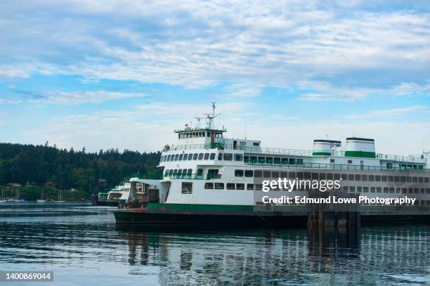 ferry boat docked at the bainbridge island terminal. - bainbridge island 個照片及圖片檔