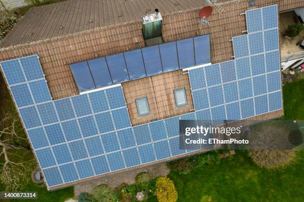 aerial view of single family house with many solar panels on the roof - solar energy dish 個照片及圖片檔