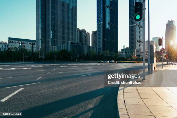 city street at sunset - traffic light empty road stock pictures, royalty-free photos & images