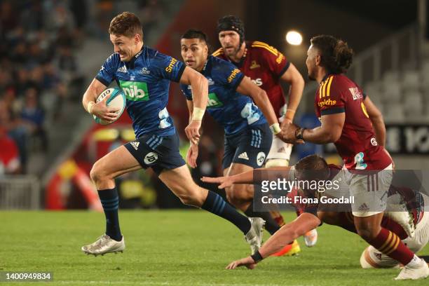 Beauden Barrett, captain of the Blues scores a try during the quarter final Super Rugby Pacific match between the Blues and the Highlanders at Eden...
