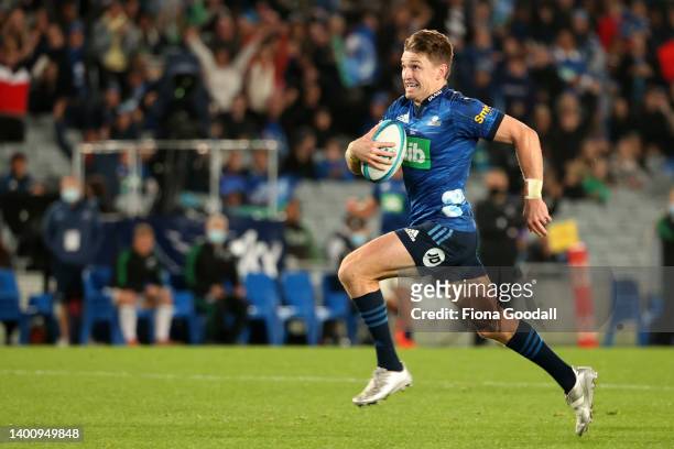 Beauden Barrett, captain of the Blues scores a try during the quarter final Super Rugby Pacific match between the Blues and the Highlanders at Eden...