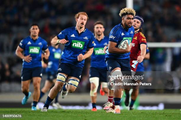 Hoskins Sotutu of the Blues charges forward during the Super Rugby Pacific Quarter Final match between the Blues and the Highlanders at Eden Park on...