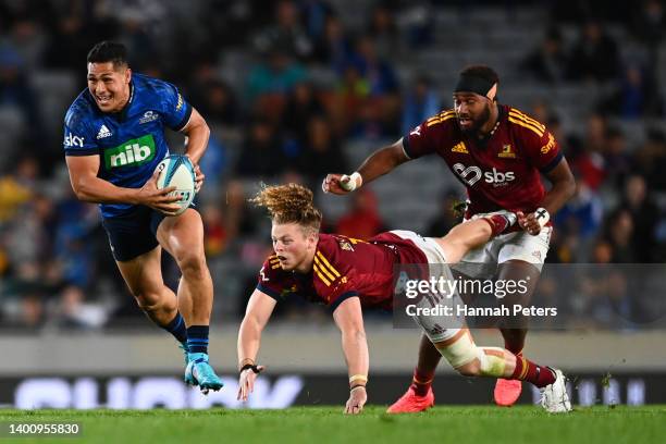 Roger Tuivasa-Sheck of the Blues makes a break during the Super Rugby Pacific Quarter Final match between the Blues and the Highlanders at Eden Park...