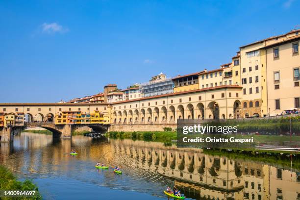 ponte vecchio, firenze - toscana - andare in canoa foto e immagini stock