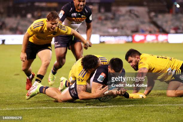 Tom Wright of the Brumbies scores a try during the Super Rugby Pacific Quarter Final match between the ACT Brumbies and the Hurricanes at GIO Stadium...