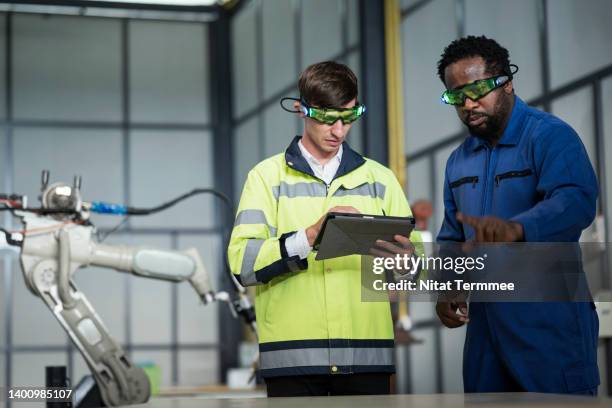 welding and assembly process simulation for improve quality in manufacturing industry. teams of manufacturing process engineers are simulating of a process improvement with cloud computing technology for auto parts production. - product design stock pictures, royalty-free photos & images