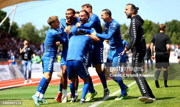 Max Wegner of VfB Oldenburg celebrates the first goal and 1-0 with his team mates during the 3. Liga Play-Off second leg match between VfB Oldenburg...