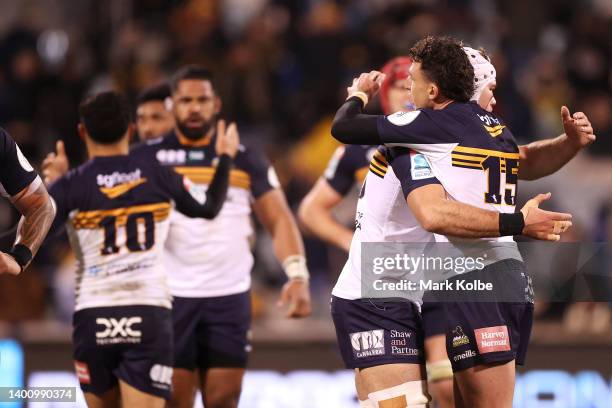 The Brumbies celebrate victory during the Super Rugby Pacific Quarter Final match between the ACT Brumbies and the Hurricanes at GIO Stadium on June...