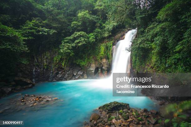 parque national tenorio, catarata del rio celeste, wild waterfall in the rainforest - costa rica waterfall stock pictures, royalty-free photos & images