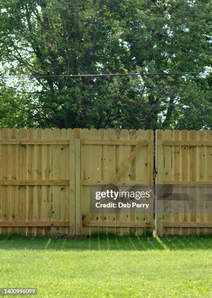 6ft privacy fence gate - wood fence stock pictures, royalty-free photos & images