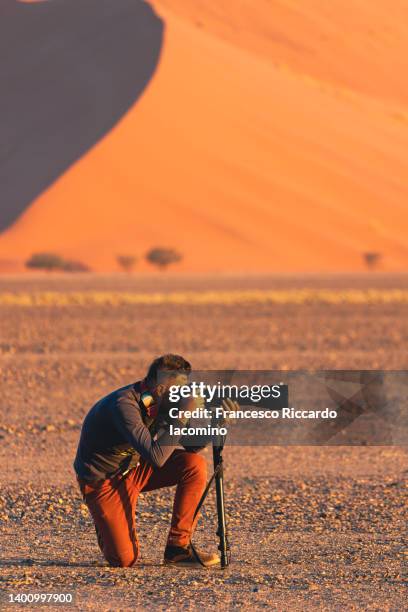 photographer at namib desert - sossusvlei 個照片及圖片檔