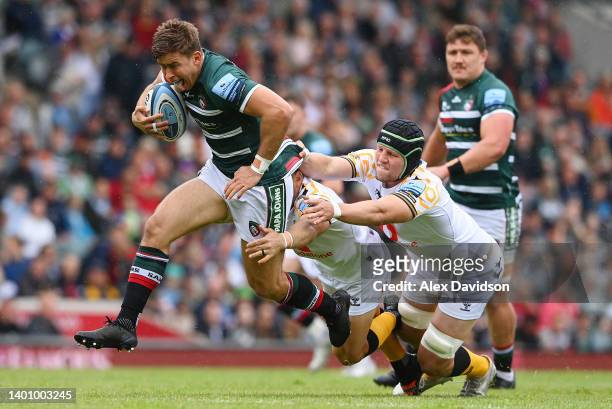 Guy Porter of Leicester Tigers is challenged by Jimmy Gopperth and Tom Willis of Wasps before breaking for the first try during the Gallagher...