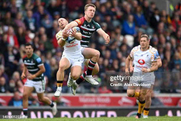 Dan Robson of Wasps jumps for the ball with Harry Potter of Leicester Tigers during the Gallagher Premiership Rugby match between Leicester Tigers...