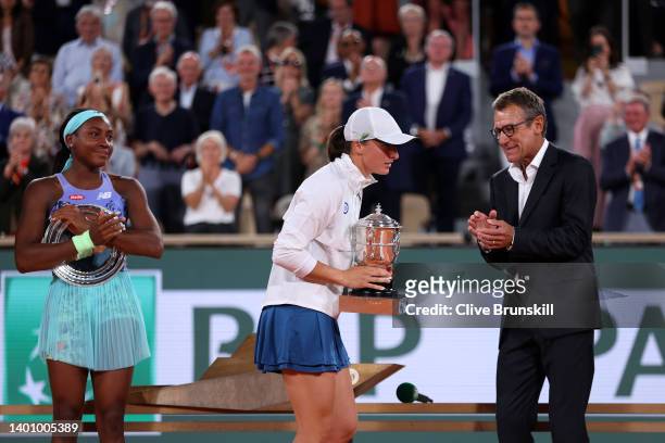 Runner up Coco Gauff of The United States, winner Iga Swiatek of Poland and Mats Wilander after the Women’s Singles final match on Day 14 of The 2022...