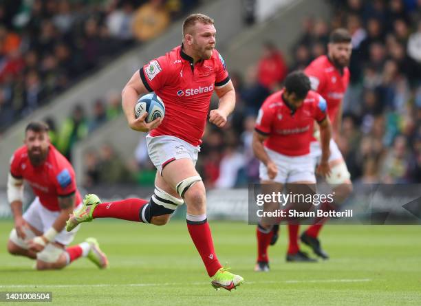 Callum Chick of Newcastle Falcons breaks with the ball before scoring their sides first try during the Gallagher Premiership Rugby match between...