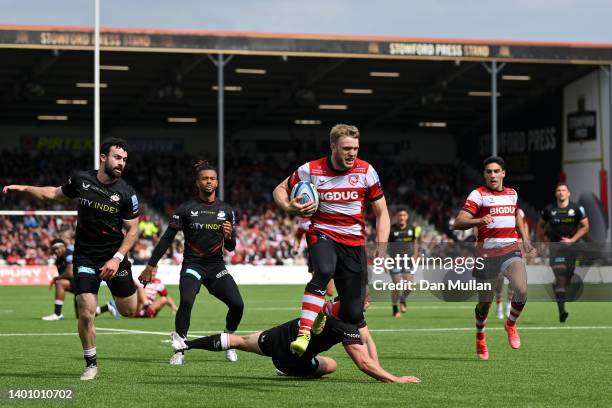 Ollie Thorley of Gloucester Rugby runs with the ball past Ben Harris of Saracens during the Gallagher Premiership Rugby match between Gloucester...