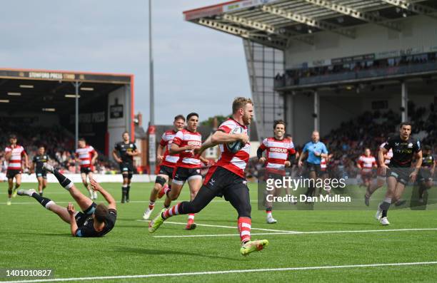 Ollie Thorley of Gloucester Rugby crosses for the fifth try during the Gallagher Premiership Rugby match between Gloucester Rugby and Saracens at...
