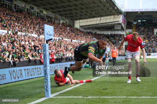 Juarno Augustus of Northampton Saints scores a try which is later disallowed during the Gallagher Premiership Rugby match between Northampton Saints...