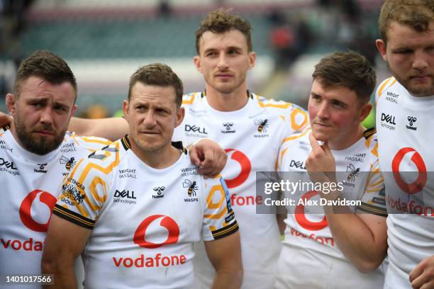 Jimmy Gopperth of Wasps speaks to their side in a huddle after the Gallagher Premiership Rugby match between Leicester Tigers and Wasps at Mattioli...