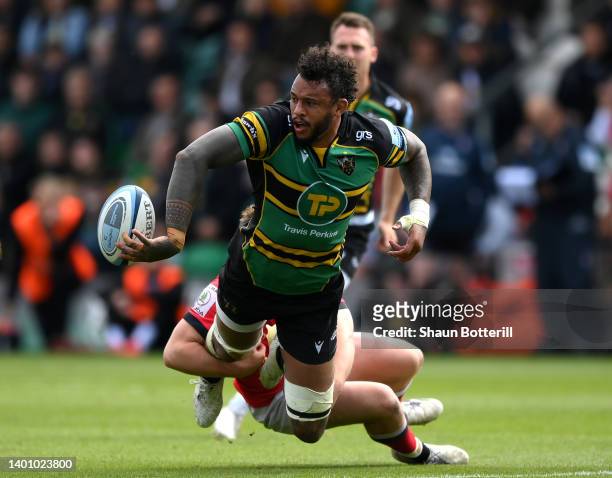 Courtney Lawes of Northampton Saints offloads the ball during the Gallagher Premiership Rugby match between Northampton Saints and Newcastle Falcons...