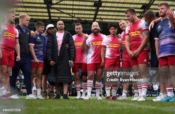 Joe Marler of Harlequins speaks to their side during a team huddle after the final whistle of the Gallagher Premiership Rugby match between Exeter...