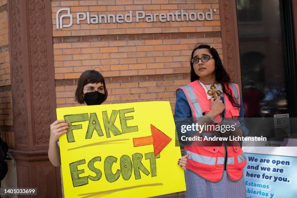 Abortion-rights and anti-abortion supporters stand outside of a Planned Parenthood abortion clinic, June 4, 2022 in New York City, New York.