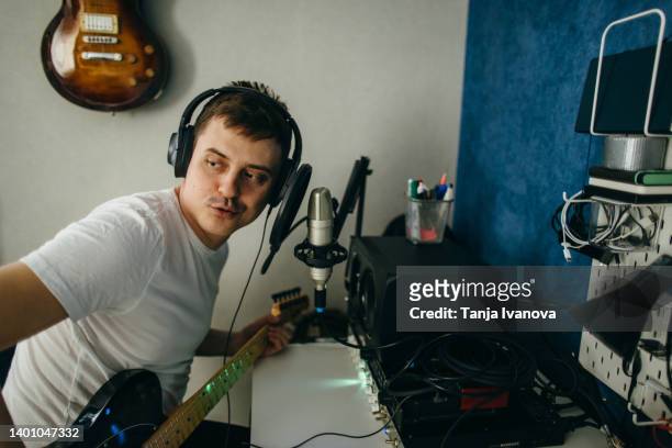 male artist making music in home recording studio - melody maker fotografías e imágenes de stock