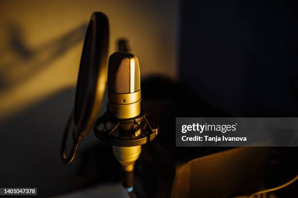 interior of home recording studio with microphone close-up. podcast streaming at home. blogger concept. - poste de radio photos et images de collection