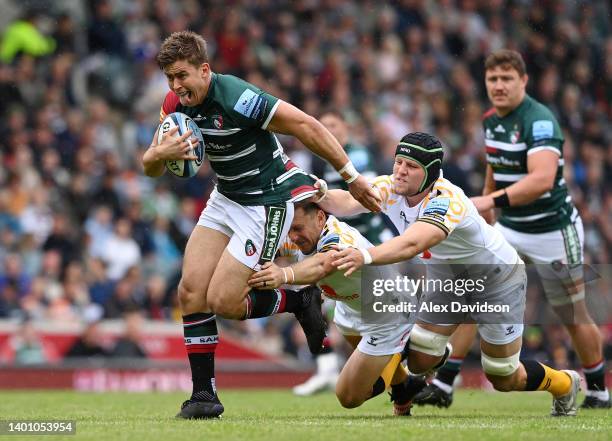 Guy Porter of Leicester Tigers breaks past Jimmy Gopperth and Tom Willis of Wasps on the way to scoring their sides first try during the Gallagher...