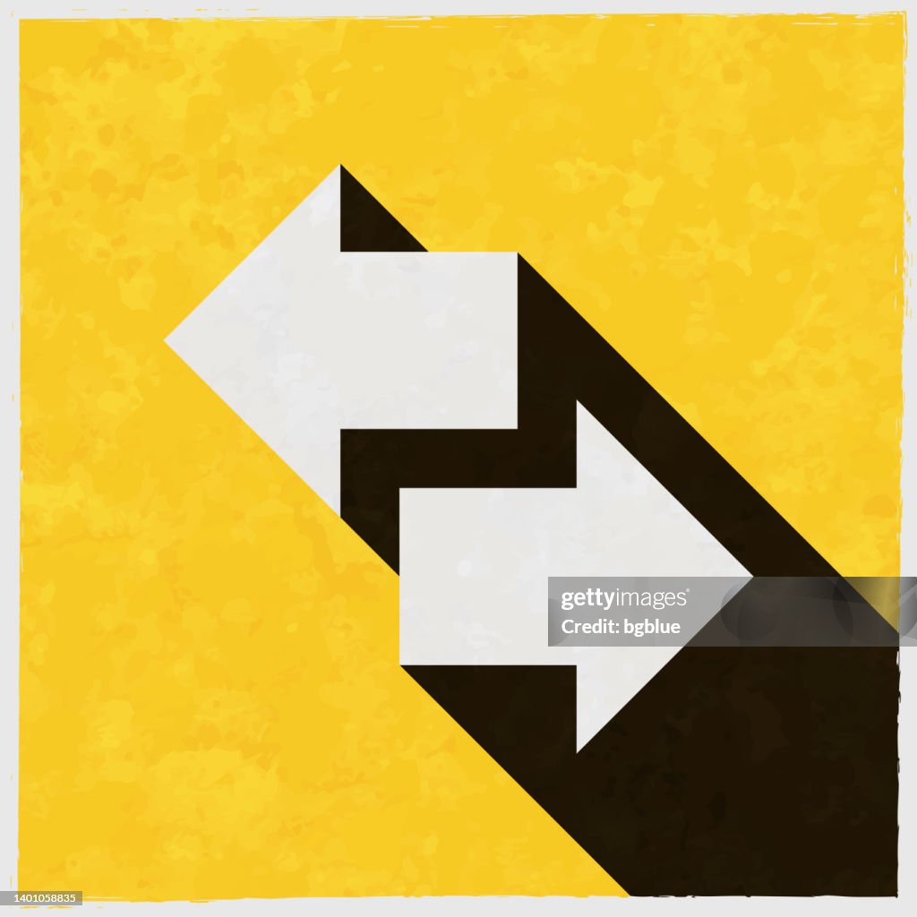 Transferpfeile. Symbol mit langem Schatten auf strukturiertem gelbem Hintergrund