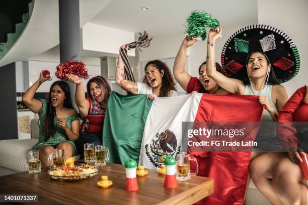 amigos celebrando gol de la selección mexicana de futbol en casa - evento internacional de fútbol fotografías e imágenes de stock