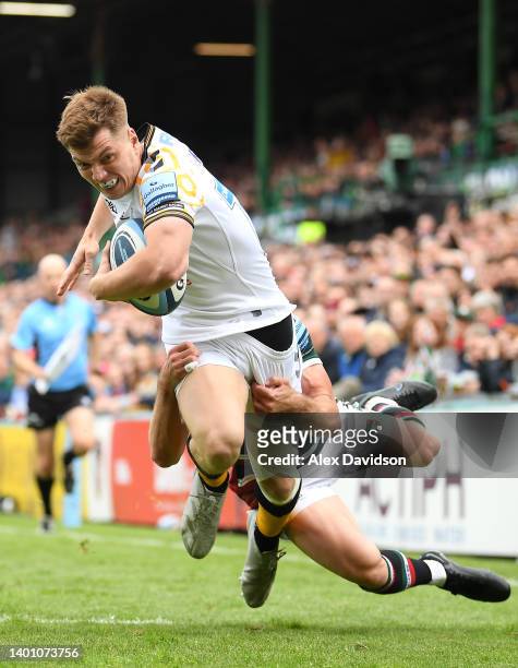 Will Porter of Wasps breaks past George Ford of Leicester Tigers on the way to scoring his sides first try during the Gallagher Premiership Rugby...
