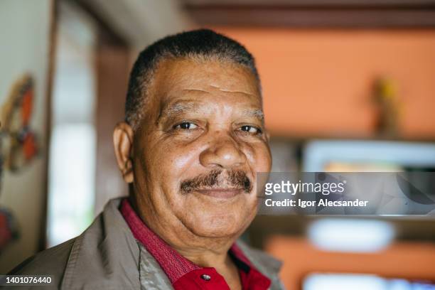 porträt ein älterer mann - hispanic senior face stock-fotos und bilder