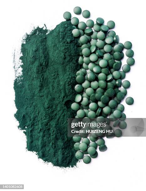 spirulina tablets with powder - spirulinabacterie stockfoto's en -beelden