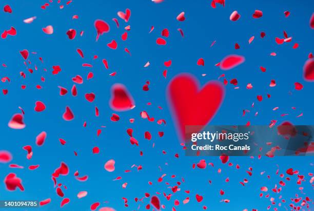 heart shaped confetti - coup de foudre photos et images de collection