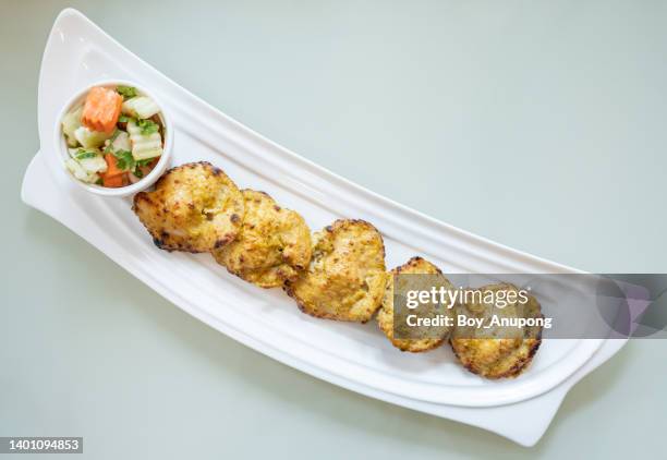 high angle view of tandoori chicken kebab served on table. - chicken tandoori stock pictures, royalty-free photos & images