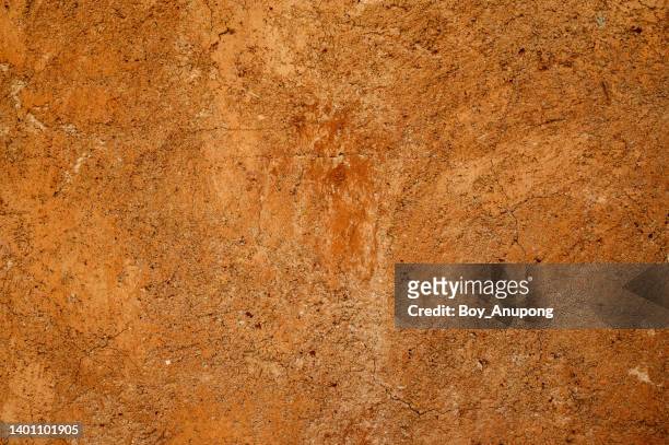 full frame shot of an earthen wall texture of clay house structure. - red dirt imagens e fotografias de stock