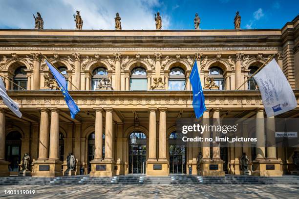 frankfurt am main deutsche börse stock exchange - frankfurter wertpapierbörse stockfoto's en -beelden