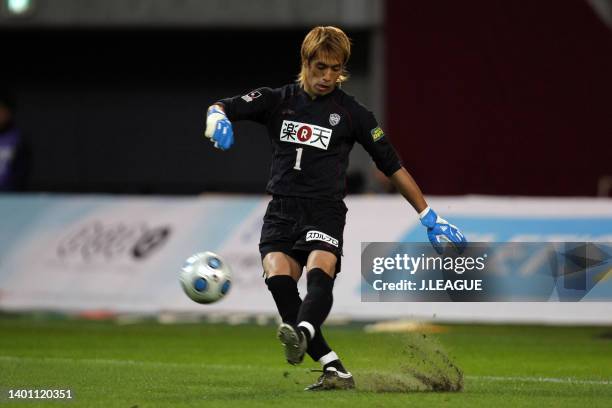 Tatsuya Enomoto of Vissel Kobe in action during the J.League J1 match between Vissel Kobe and Yokohama F.Marinos at Home's Stadium Kobe on November...