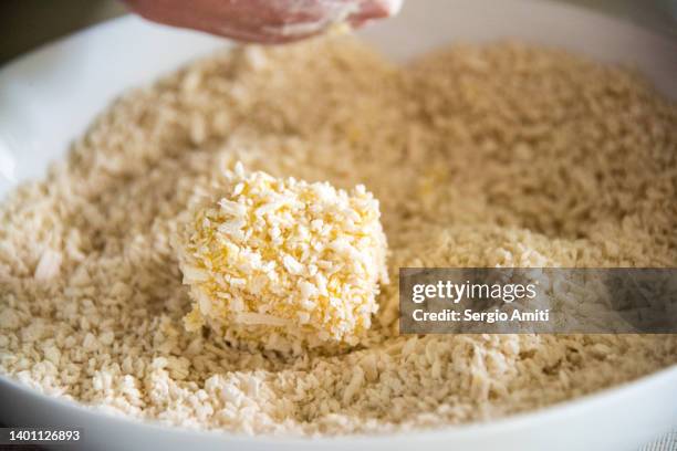 breading mozzarella sandwiches to make mozzarella in carrozza - pan rallado fotografías e imágenes de stock