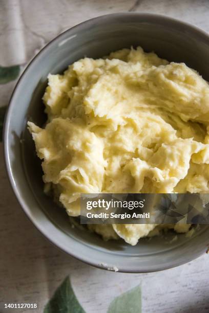 bowl of mashed potatoes - mashed potatoes stock pictures, royalty-free photos & images