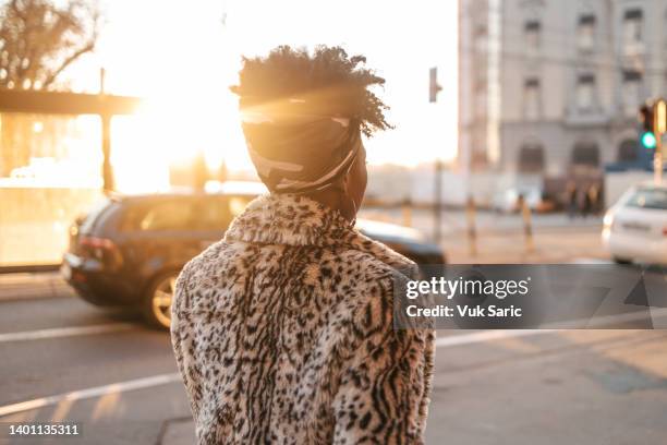 african woman walking down the street - hoop earring 個照片及圖片檔