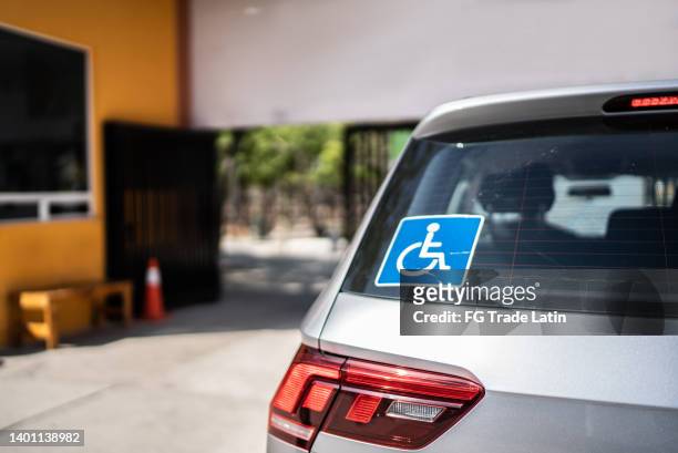 zeichen einer behinderten autoperson - tags vehicle stock-fotos und bilder