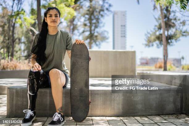 portrait of a disabled skateboarder woman at the park - disabled extreme sports stock pictures, royalty-free photos & images