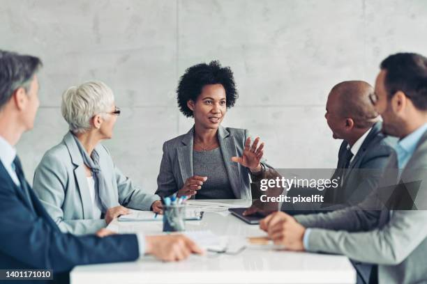 empresaria negra madura hablando en una reunión - director ejecutivo fotografías e imágenes de stock