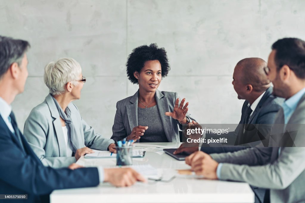 Femme d’affaires noire mature parlant lors d’une réunion