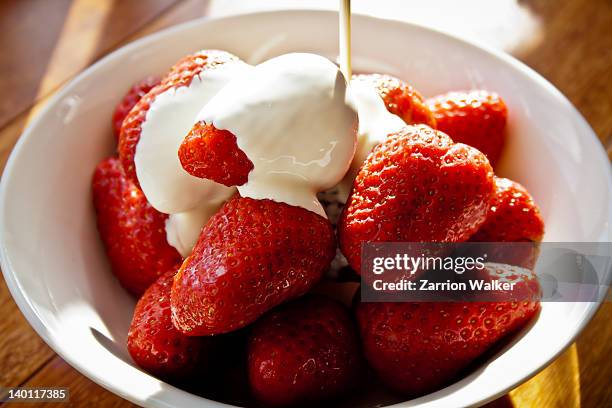 strawberries and cream - nata fotografías e imágenes de stock